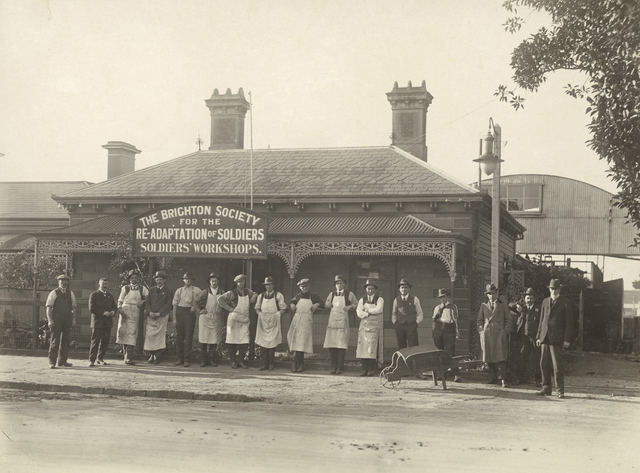 Soldiers and staff outside the Society’s Wilson Street workshop, August 1919. Australian War Memorial, H12881.